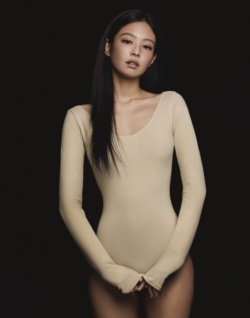 'Thế giới quan' của Jennie đẹp như thế nào trong bộ sưu tập hợp tác với Calvin Klein?