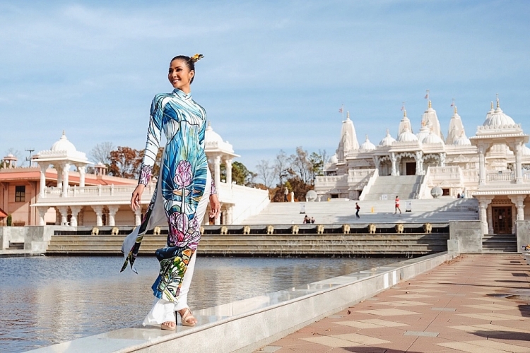 nhung hinh anh moi nhat cua hoang thuy tai miss universe 2019