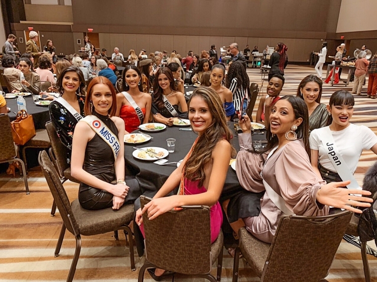 nhung hinh anh moi nhat cua hoang thuy tai miss universe 2019