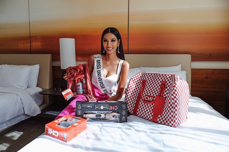 nhung hinh anh moi nhat cua hoang thuy tai miss universe 2019