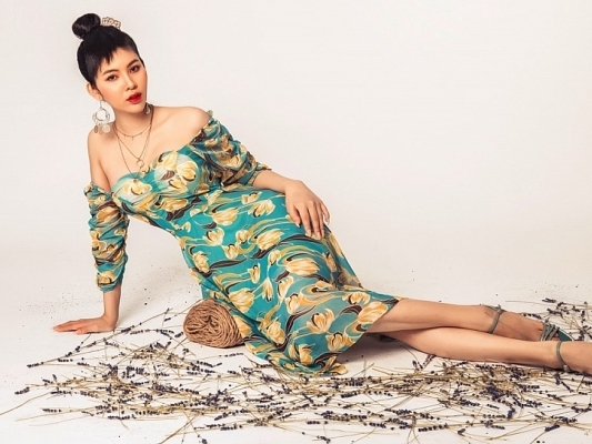 Á hậu Thúy Duy gợi ý cách diện màu nổi mà không chói lóa trong dịp lễ hội cuối năm