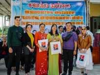 NTK Việt Hùng, nghệ sỹ Thúy Nga và Đại sứ Trần Trung Trà mang hơn 350 triệu tặng các cô giáo nghèo Khánh Hòa