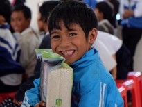 Mỹ nhân Việt phát quà Tết cho học trò nghèo người dân tộc