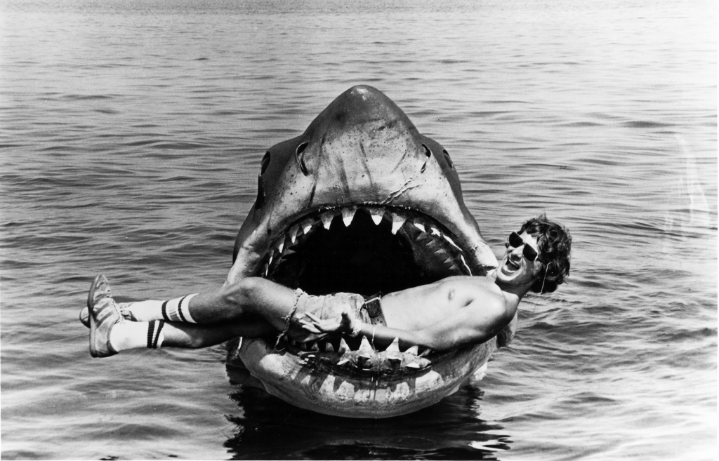 Bộ phim Jaws được coi là bom tấn đầu tiên của Mỹ và là nấc thang đầu tiên khẳng định mình của Steven Spielberg trên kinh đô Hollywood