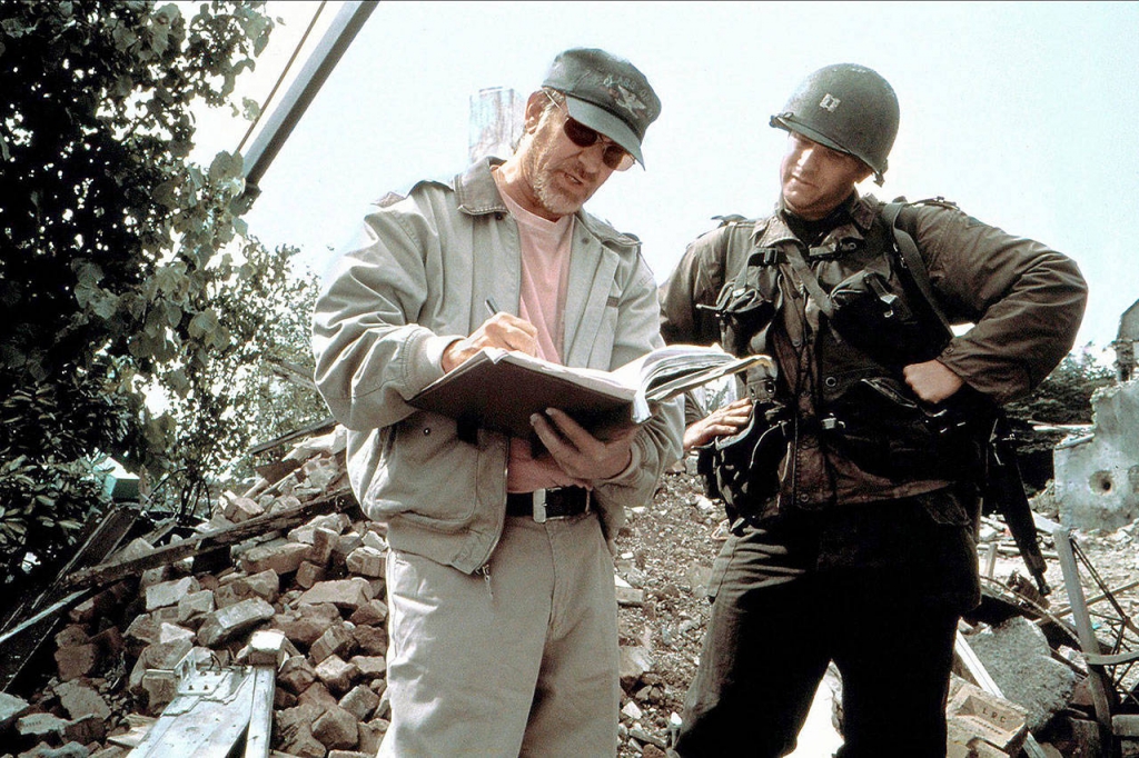 Đạo diễn Steven Spielberg trên trường quay Saving Private Ryan