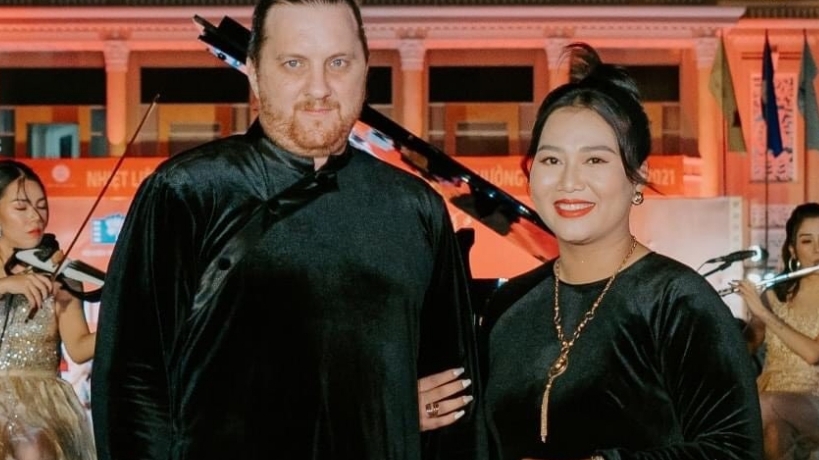 Aaron Toronto và Nhã Uyên: Tết bình an là đủ!