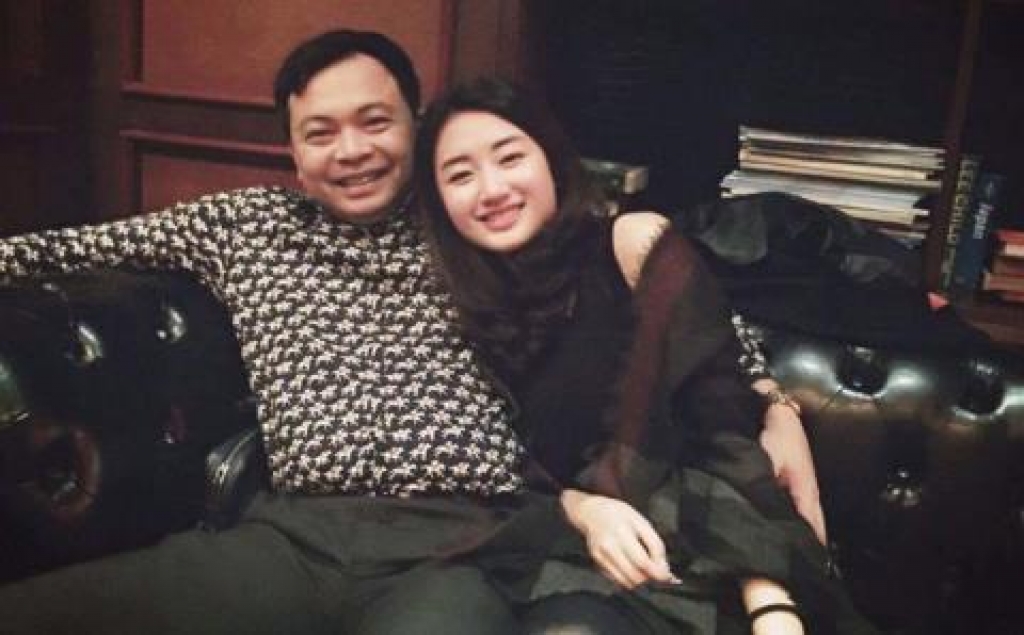 hon nhan vien man hoa hau thu ngan co quen nhiem vu