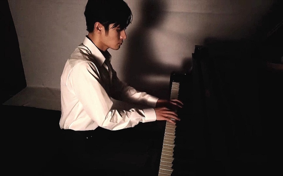 4. Ngoài đàn piano, Lưu Hải Khoan còn biết chơi Bbox và guitar