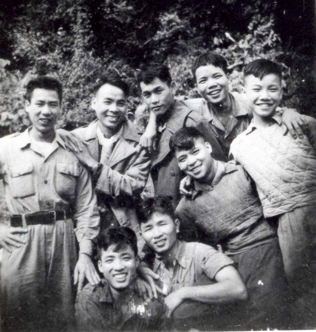 7. Lớp đào tạo 6 công nhân máy chiếu đầu tiên cho điện ảnh Quân đội ở Đồi Cọ tháng 4-1952