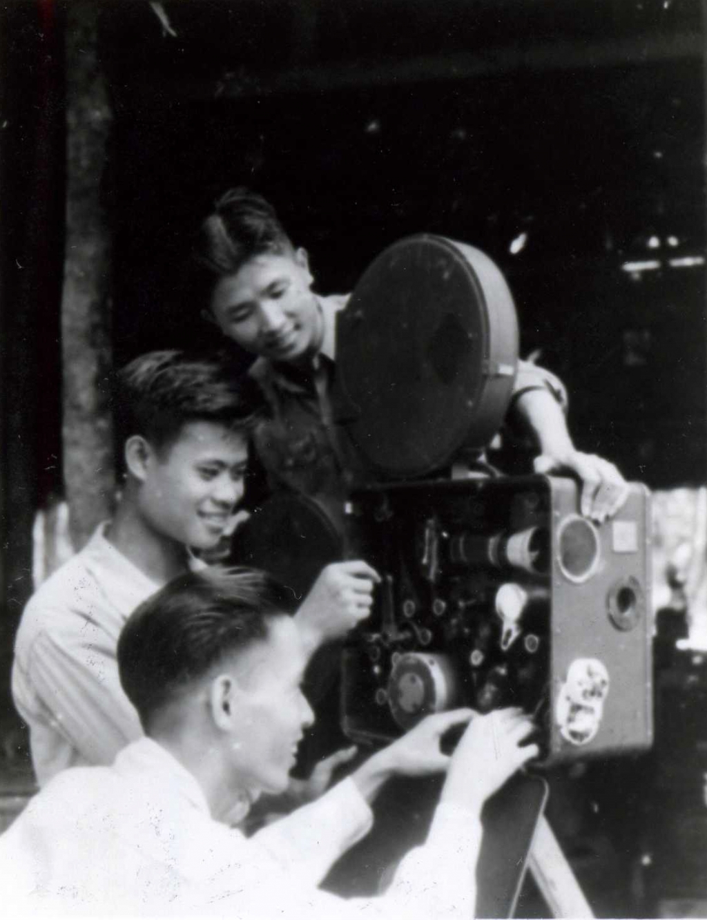 8. Ba thợ máy chiếu Trần Linh Thông - Nguyễn Mạnh Long - Đinh Quang An đang vận hành máy chiếu KPCM-35 của Liên Xô ở Đồi Cọ