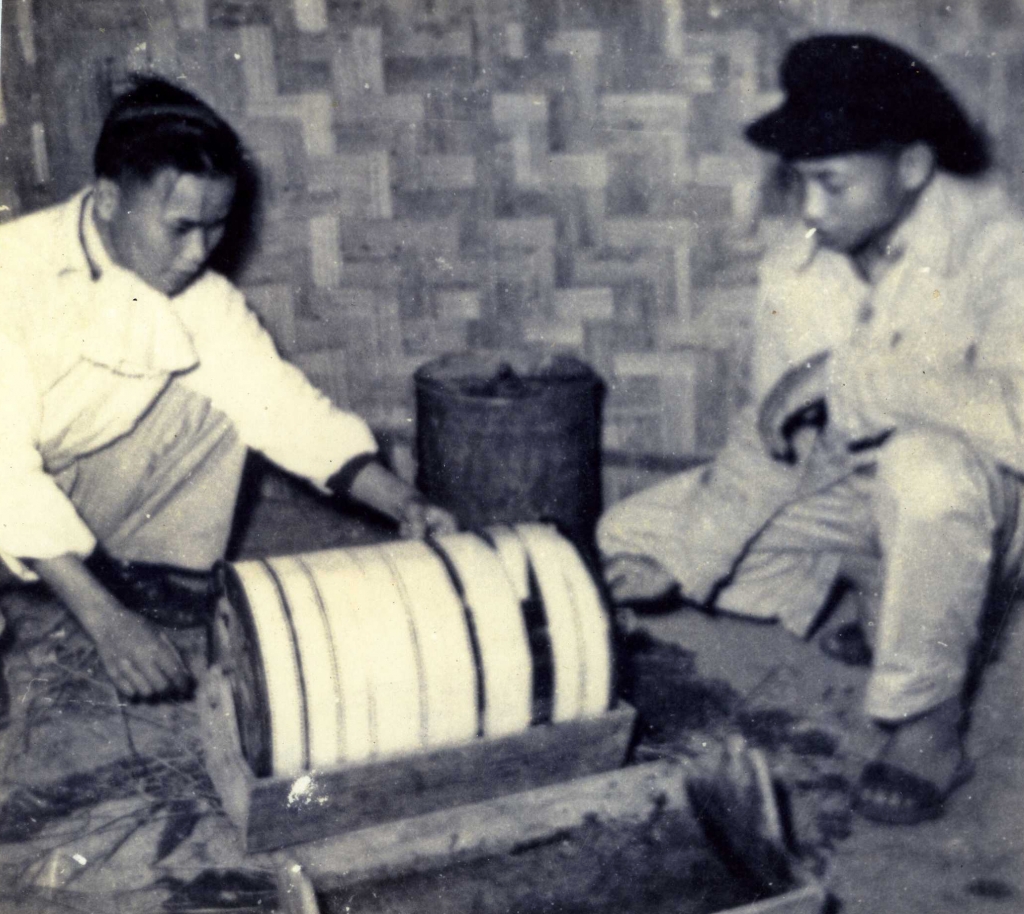 9. Tráng phim thủ công ở Đồi Cọ năm 1953 9. Tráng phim thủ công ở Đồi Cọ năm 1953