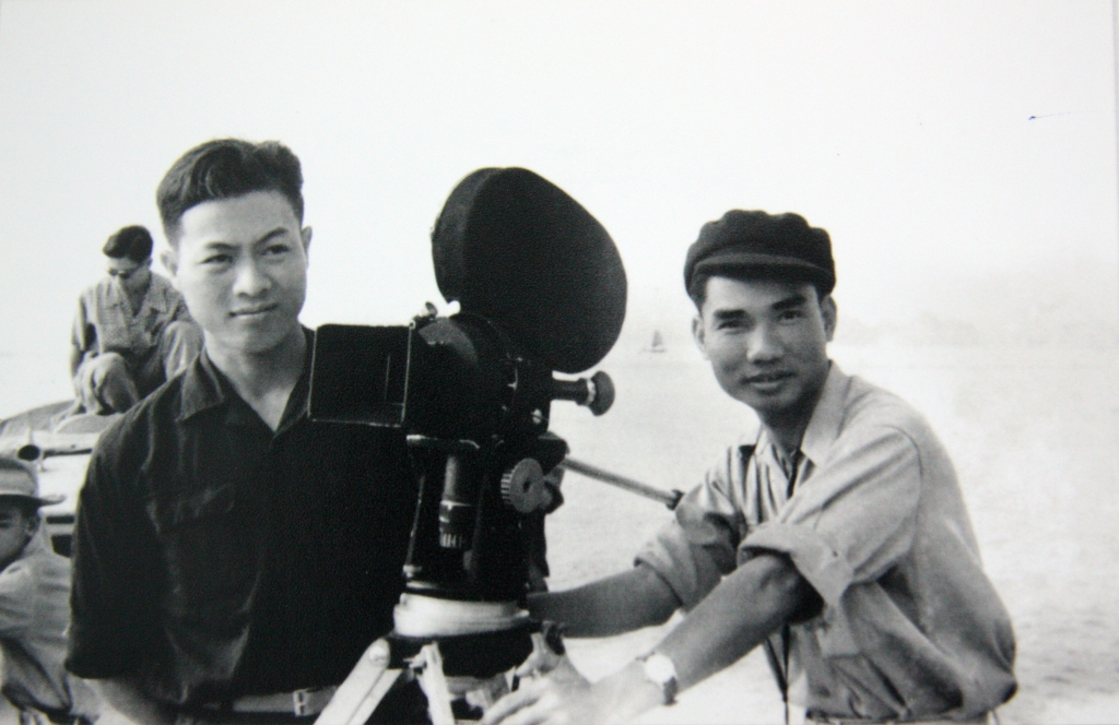 10. Quay phim An Sơn va đạo diễn Mai Lộc tập kết ra miền Bắc 1954 bên máy quay ARRIFLEX