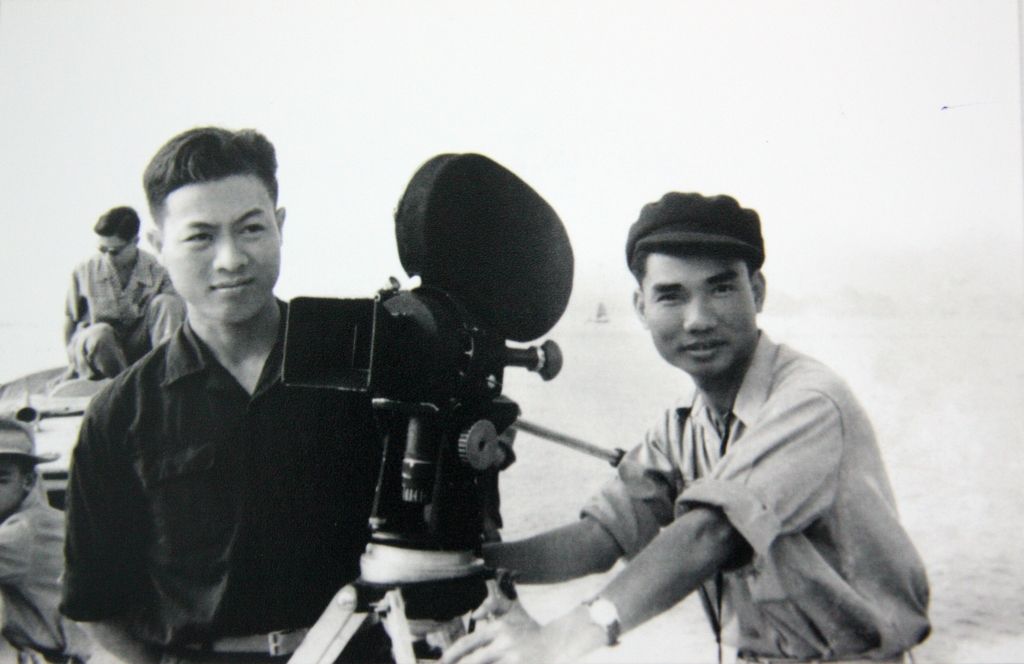 10. Quay phim An Sơn va đạo diễn Mai Lộc tập kết ra miền Bắc 1954 bên máy quay ARRIFLEX 10. Quay phim An Sơn va đạo diễn Mai Lộc tập kết ra miền Bắc 1954 bên máy quay ARRIFLEX