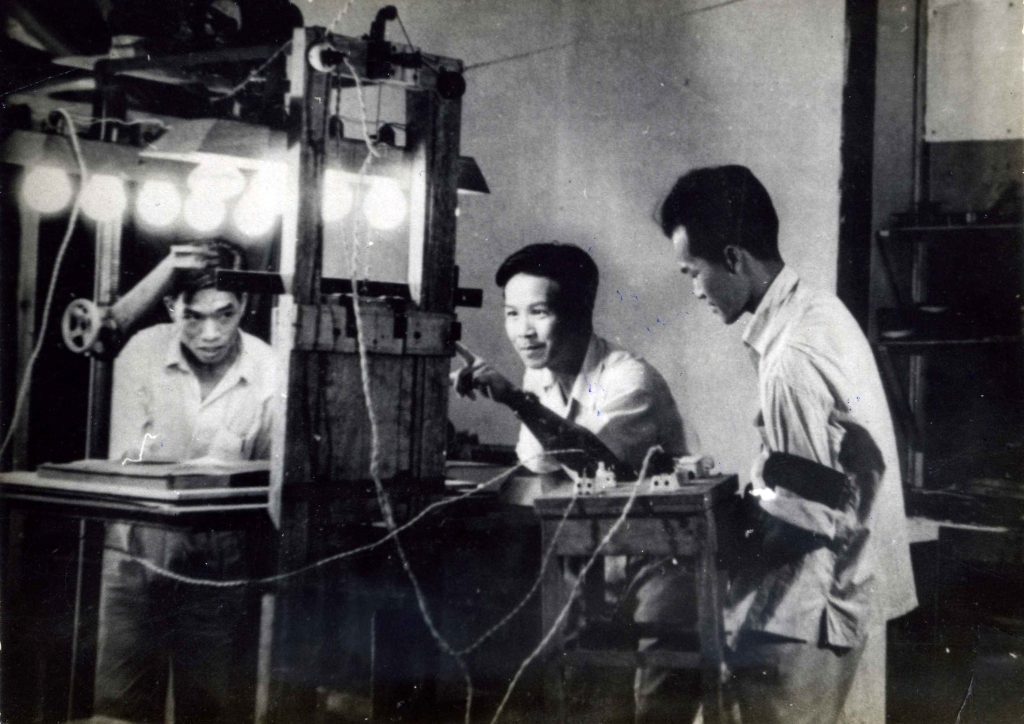 11. Phòng quay phim truyện tại khu B năm 1958. Từ trái qua phải là các nhà làm phim Nguyễn Xuân Khang - Khương Mễ - Phan Chính 11. Phòng quay phim truyện tại khu B năm 1958. Từ trái qua phải là các nhà làm phim Nguyễn Xuân Khang - Khương Mễ - Phan Chính