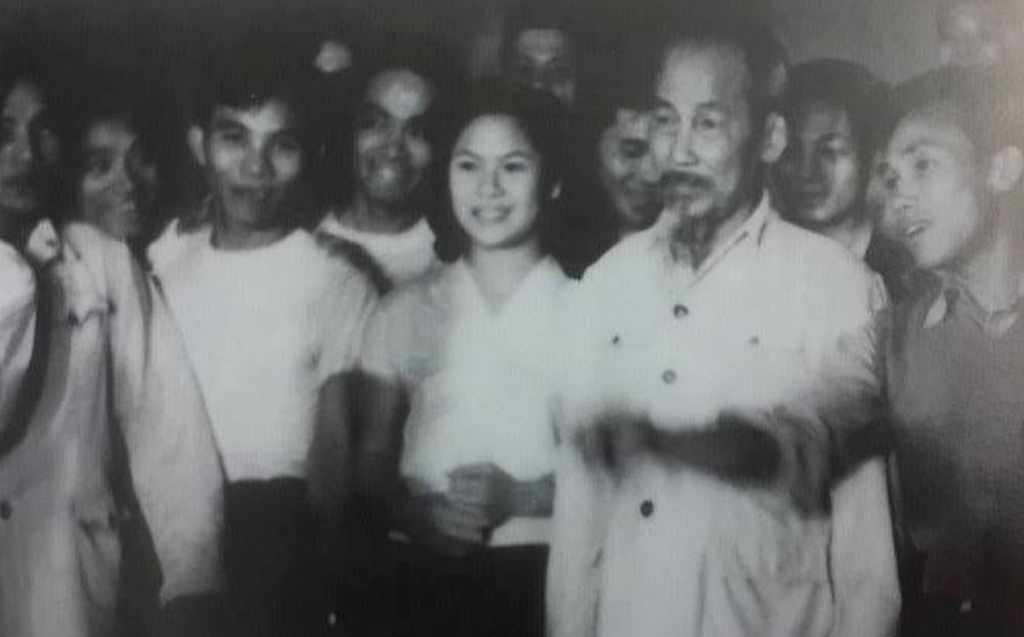 5. Chủ tịch Hồ Chí Minh xem một tiểu phẩm của Diễn viên Điện ảnh Khóa I năm 1961