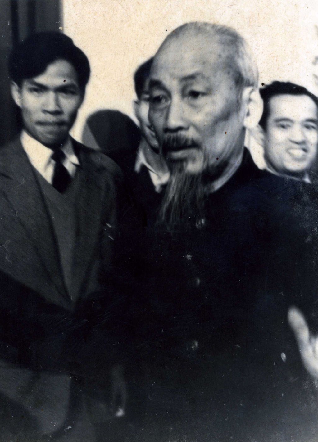 8. Chủ tịch Hồ Chí Minh thăm xưởng phim hoạt hình - trong ảnh là Đạo diễn Ngô Mạnh Lân bên cạnh Bác