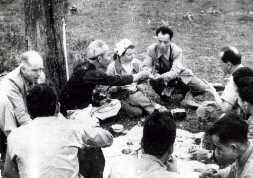 10. Chủ tịch Hồ Chí Minh và đoàn điện ảnh Ba Lan do bà Helena Lemanska dẫn đầu trong chuyến công tác tại Phổ Yên năm 1955