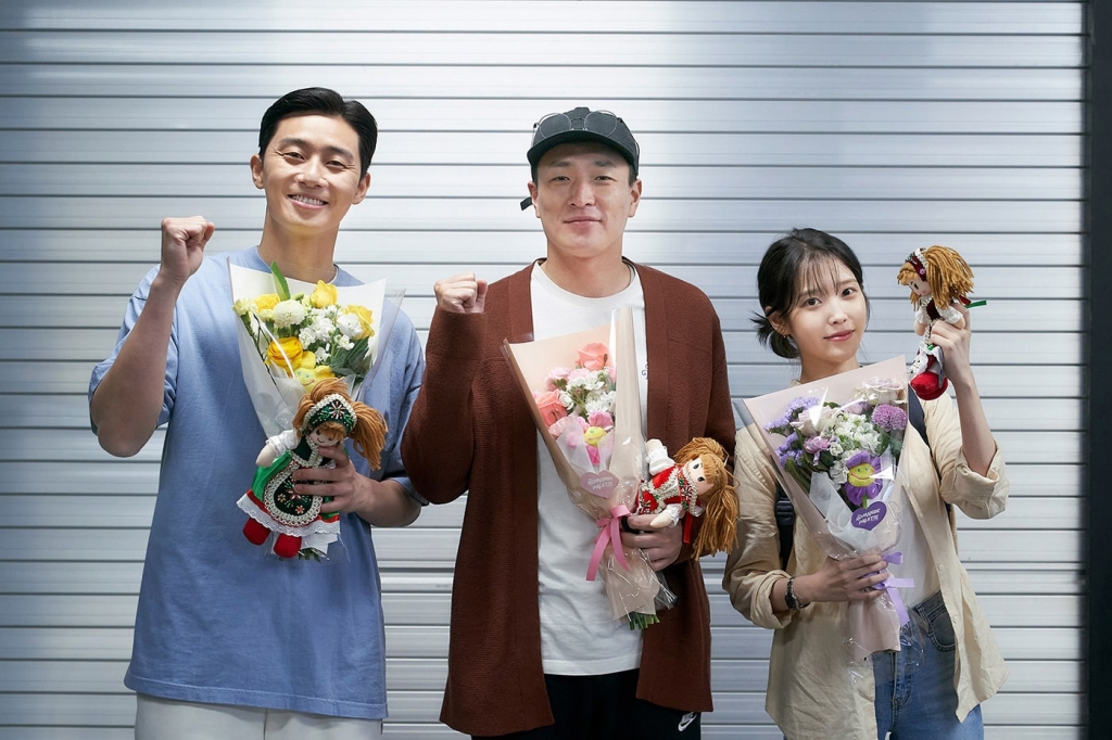 3. Park Seo Joon và IU chụp ảnh kỷ niệm nhân dip đóng máy phim Dream