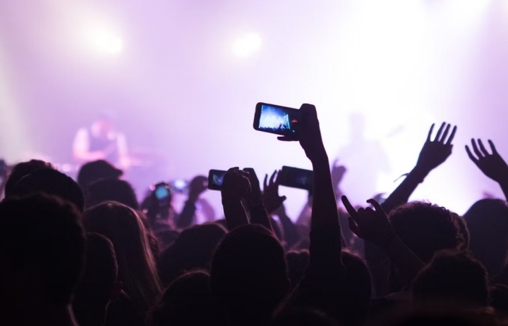 Smartphone đang hủy hoại các buổi chiếu phim và hòa nhạc