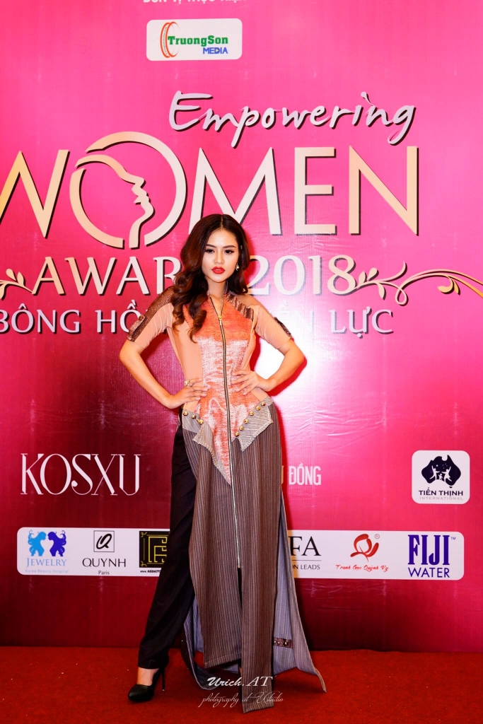 miss hieu hoa bong hong ruc ro tai empowering women award 2018