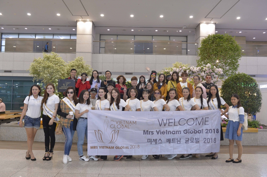thi sinh mrsvietnam global 2018 hao hung tham quan hoang cung tai han quoc