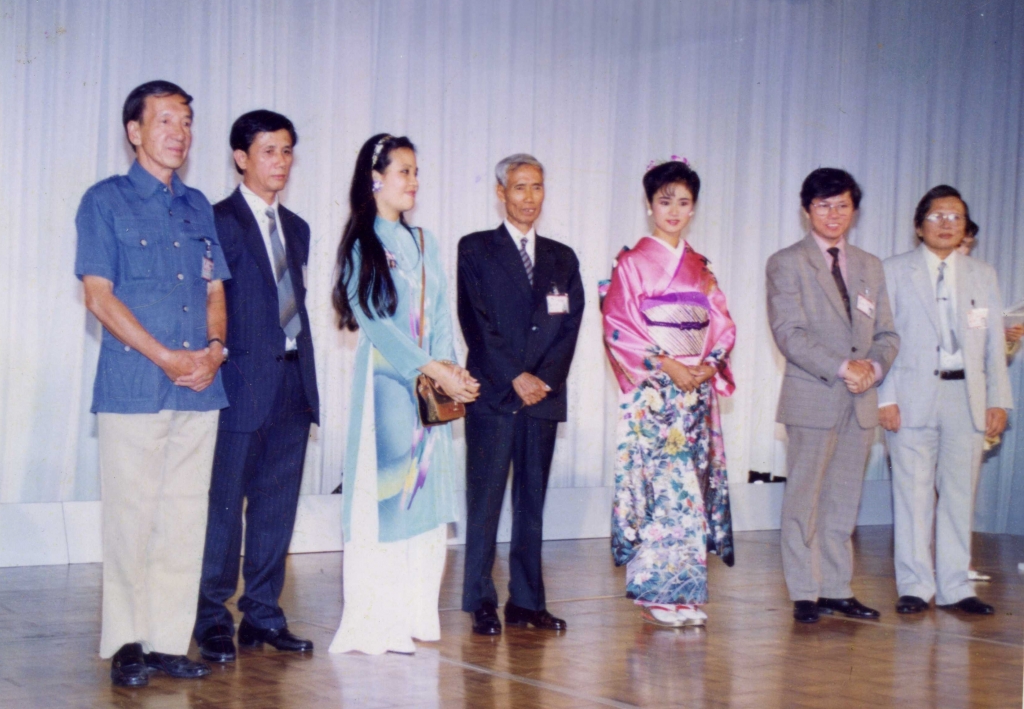 TS Ngô Phương Lan cùng các nghệ sĩ điện ảnh Việt tại LHP Fukuoka