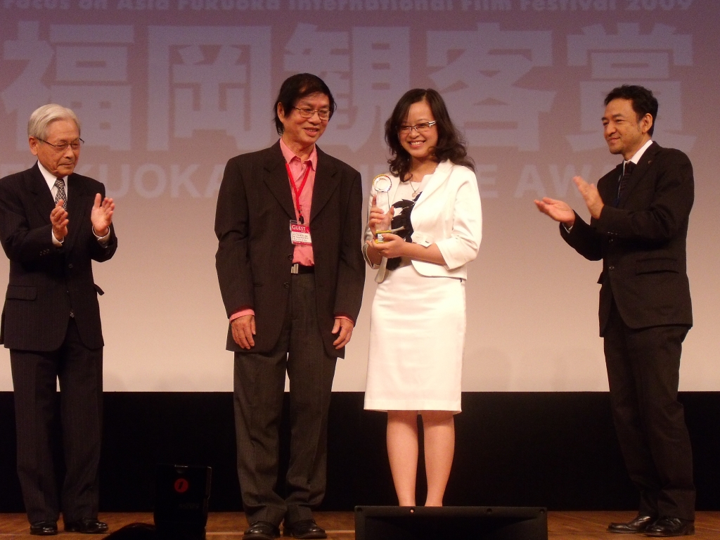 NSND Đặng Nhật Minh nhận giải Khán giả bình chọn cho phim Đừng đốt tại LHP Fukuoka năm 2000