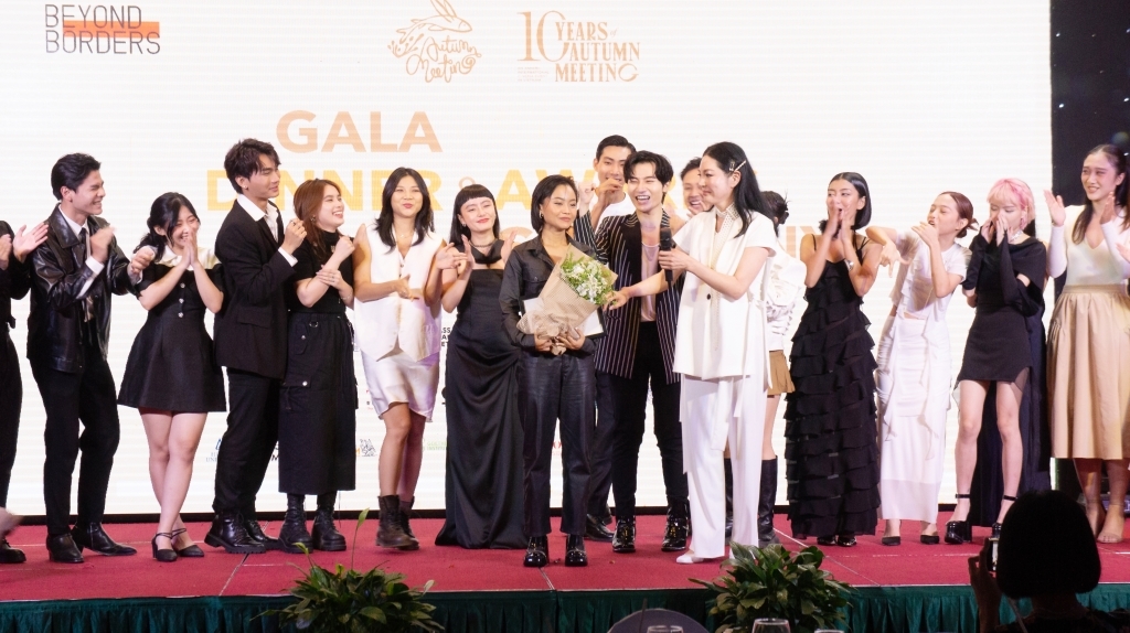 Giảng viên Lydia Park và các học viên Gặp gỡ mùa thu 2022