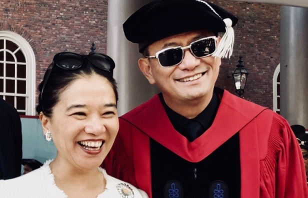 Vương Gia Vệ - Đạo diễn châu Á đầu tiên nhận học vị tiến sĩ danh dự Đại học Harvard