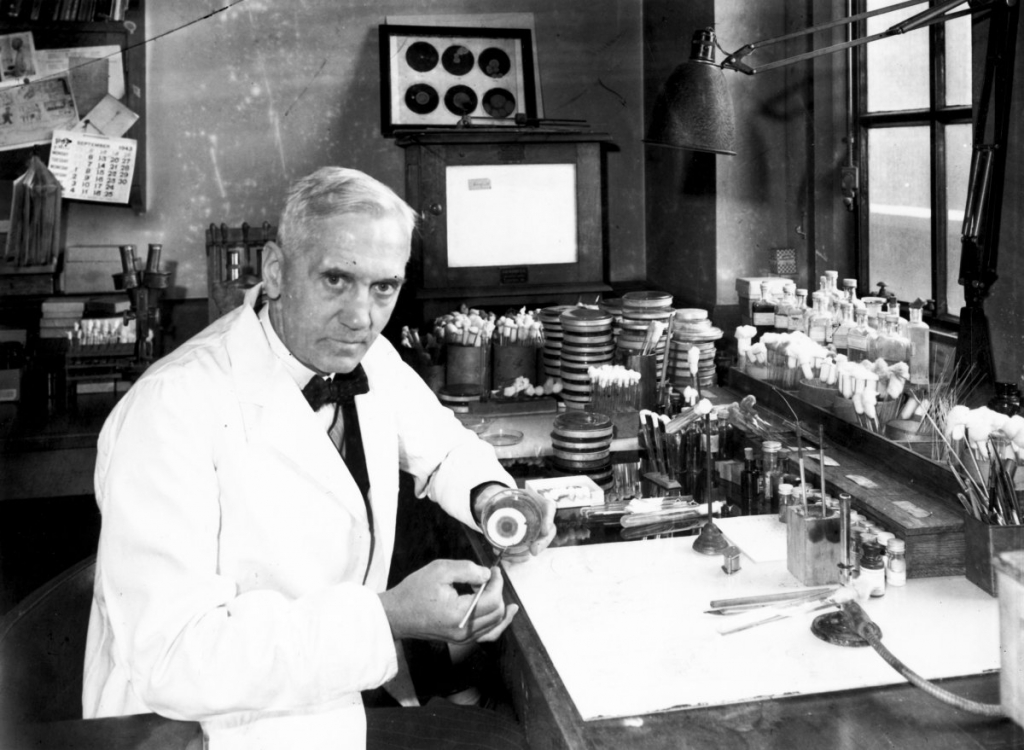Nhà sinh vật Alexander Fleming  - cha đẻ của thuốc kháng sinh penicillin