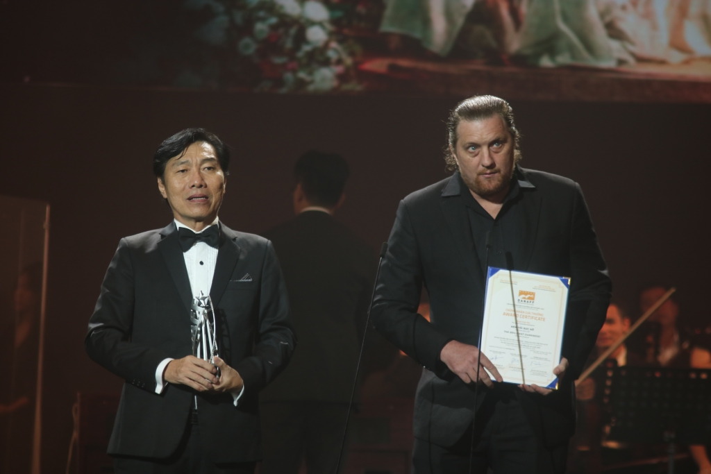 5. Bộ đôi Đêm tối rực rỡ - nam chính Huỳnh Kiến An và đạo diễn Aaron Toronto trên bục nhận giải