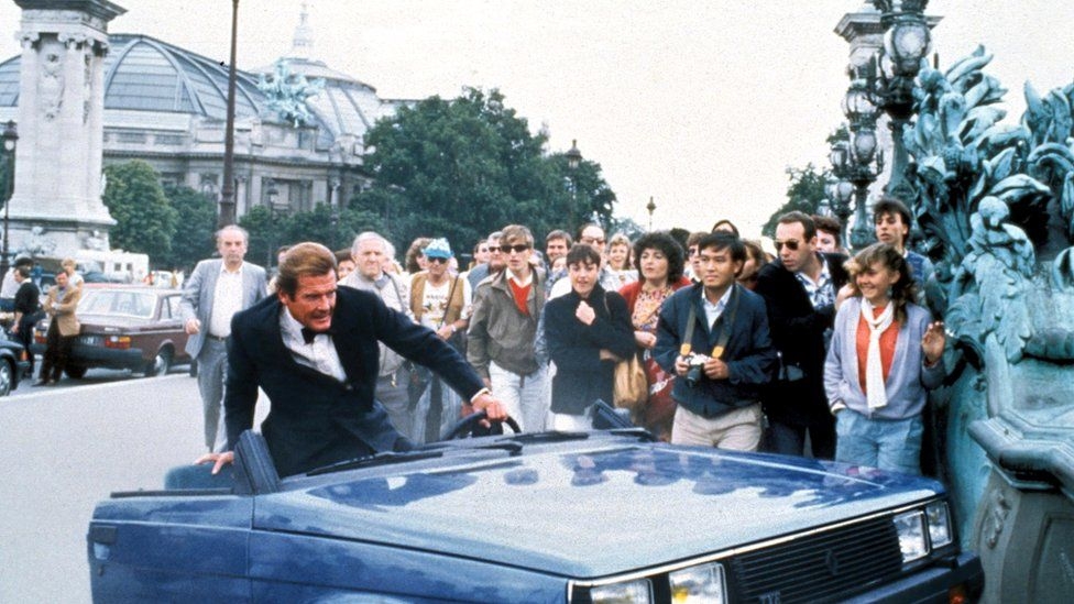7. Trong cảnh Paris từ bộ phim From a View to a Kill, Roger Moore trong vai Bond gặp rắc rối với một chiếc xe Renault bị hỏng