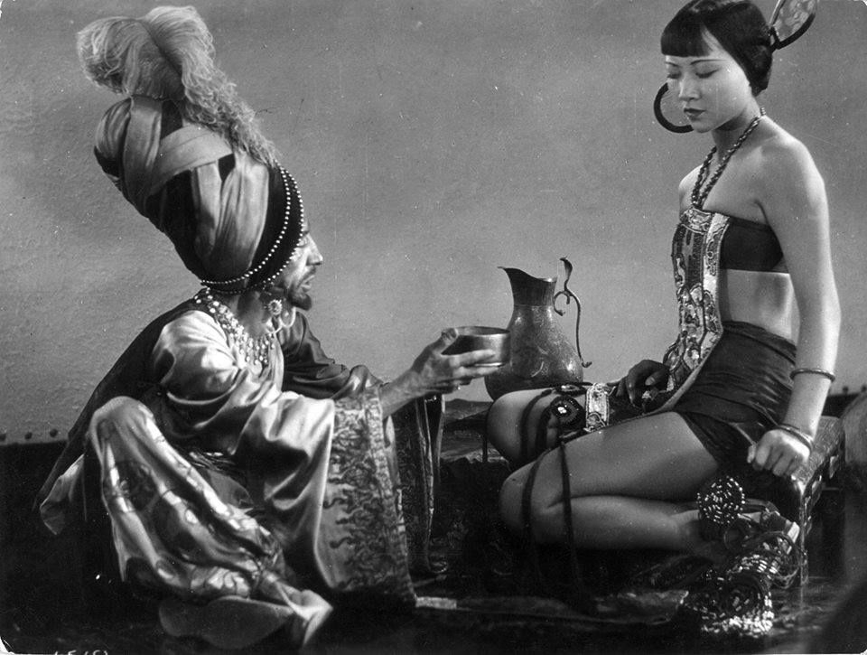 1. Hollywood có định kiến với phụ nữ gốc Á từ thời Anna May Wong đóng phim The Thief of Baghdad năm 1924