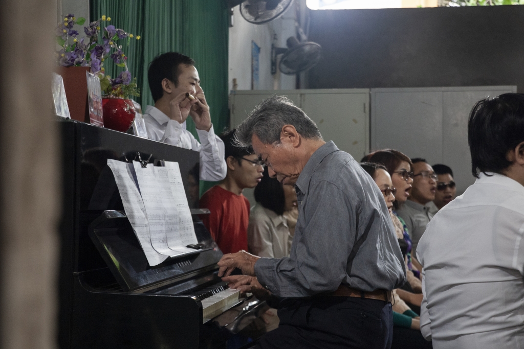 Cảnh ông giáo dạy dàn đồng ca khiếm thị hát trong Hoa nhài