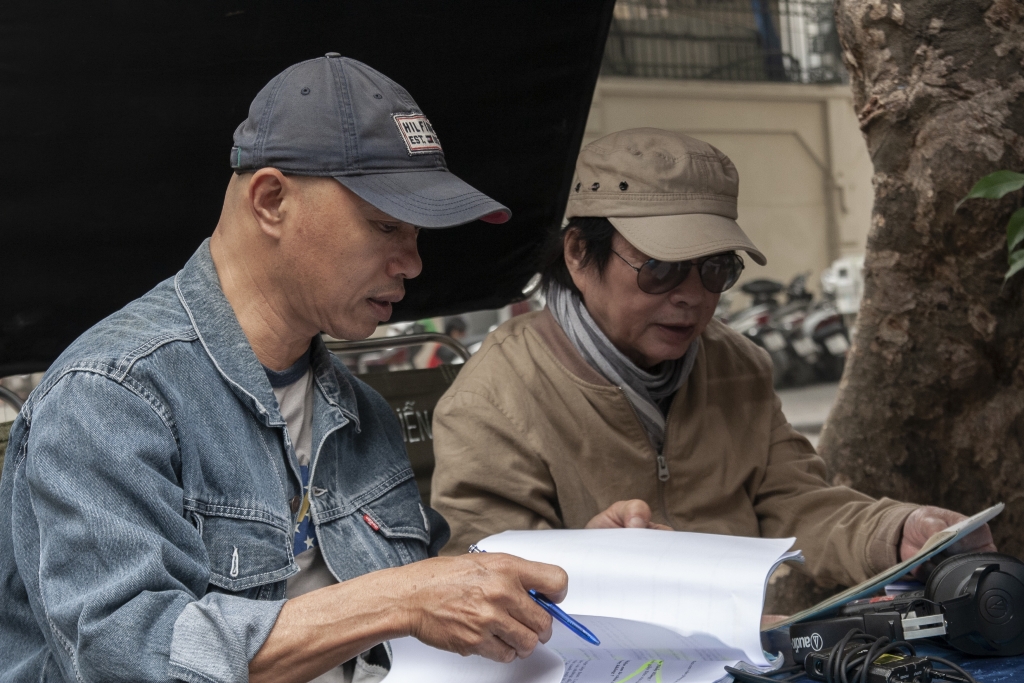 Đạo diễn Đặng Nhật Minh làm việc cùng quay phim Vũ Đức Tùng trên hiện trường