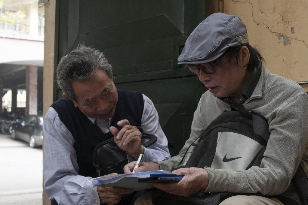 Đạo diễn Ddặng Nhật Minh làm việc với nhạc sĩ Tôn Thất Triêm vai ông giáo tại hiện trường trước khi quay