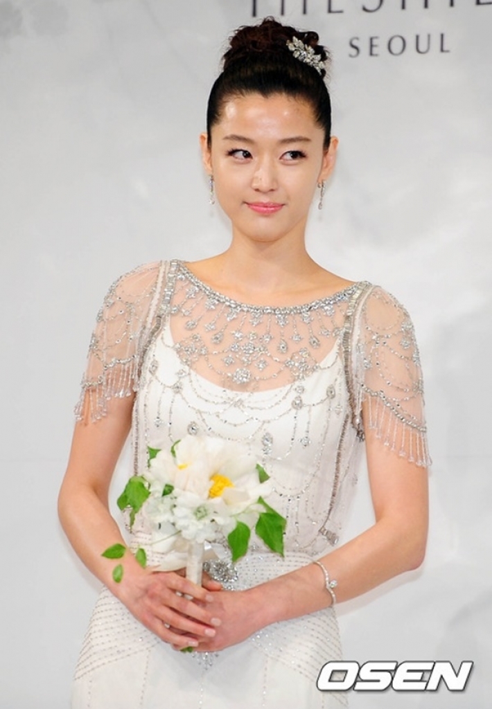 jun ji hyun thong bao ngay chao don dua con thu 2