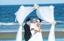 Minh Tú say đắm hôn Người tình trong đám cưới trên biển