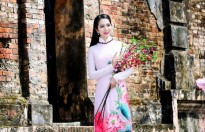 Hoa hậu Dương Kim Ánh dịu dàng với áo dài Minh Châu