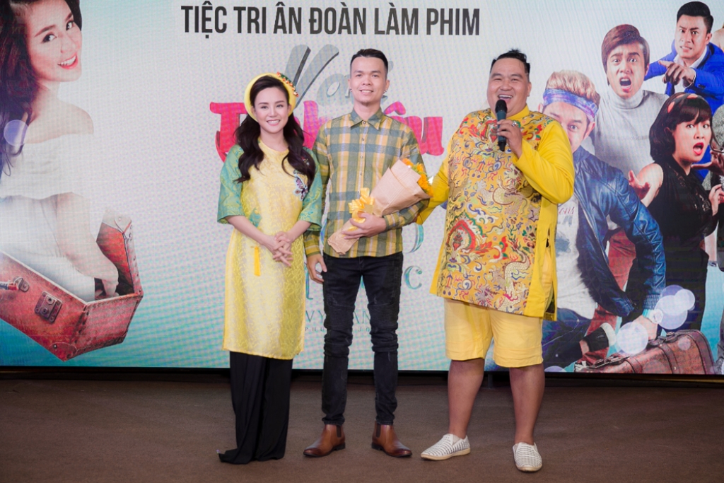 vy oanh dien ao dai den chuc mung tiec tri an doan phim vali tinh yeu