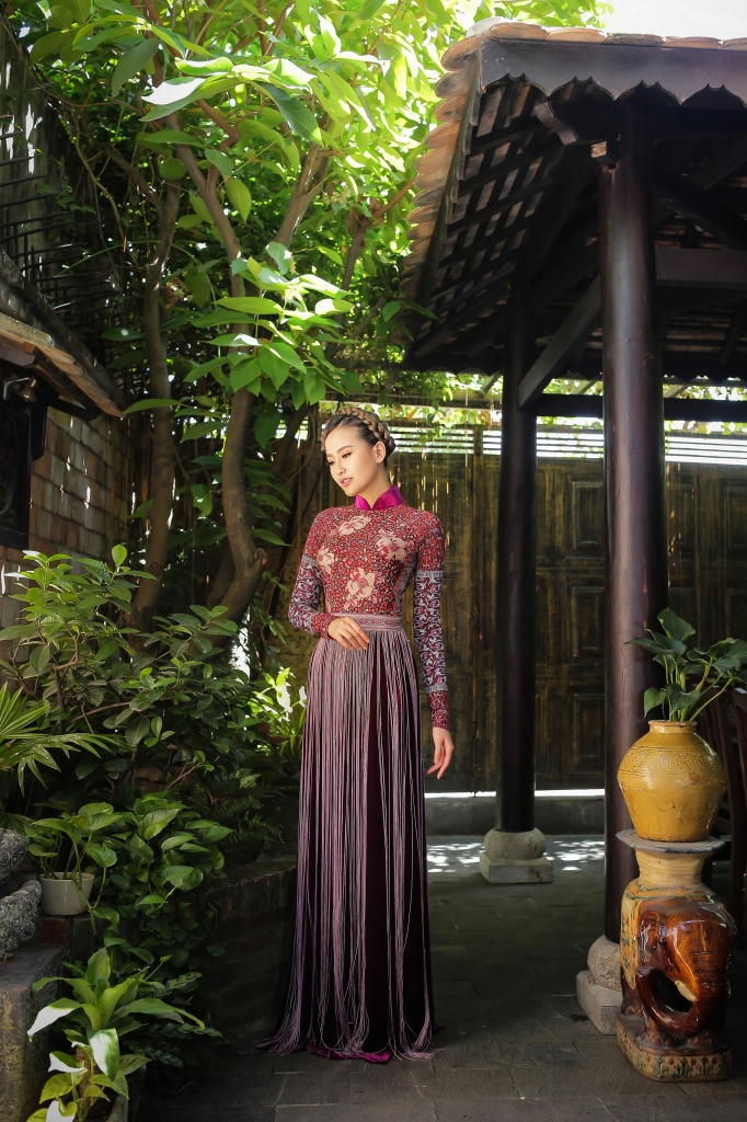 hoa khoi du lich khanh ngan hut hon voi bst ao dai hoa sen dat viet