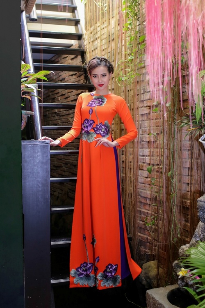 hoa khoi du lich khanh ngan hut hon voi bst ao dai hoa sen dat viet