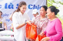 Phạm Hương tặng “heo đất” cho trẻ em nghèo bãi giữa sông Hồng