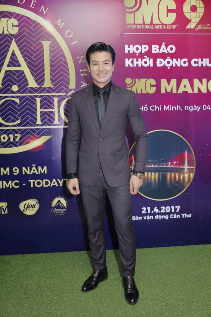 hieu nguyen bat ngo cong khai vo con trong su kien cua imc