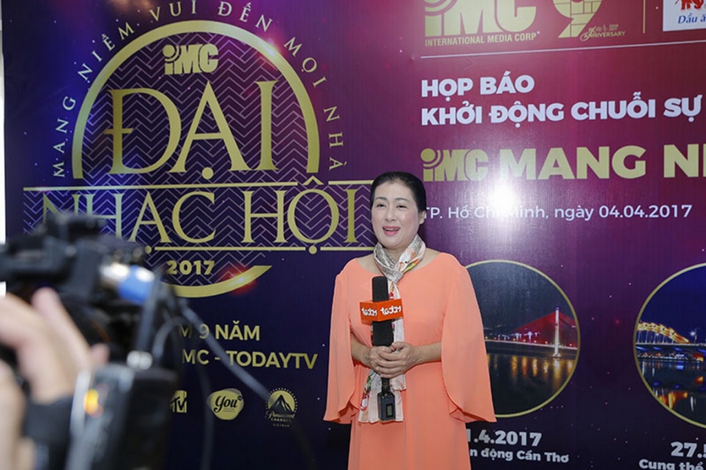 hieu nguyen bat ngo cong khai vo con trong su kien cua imc