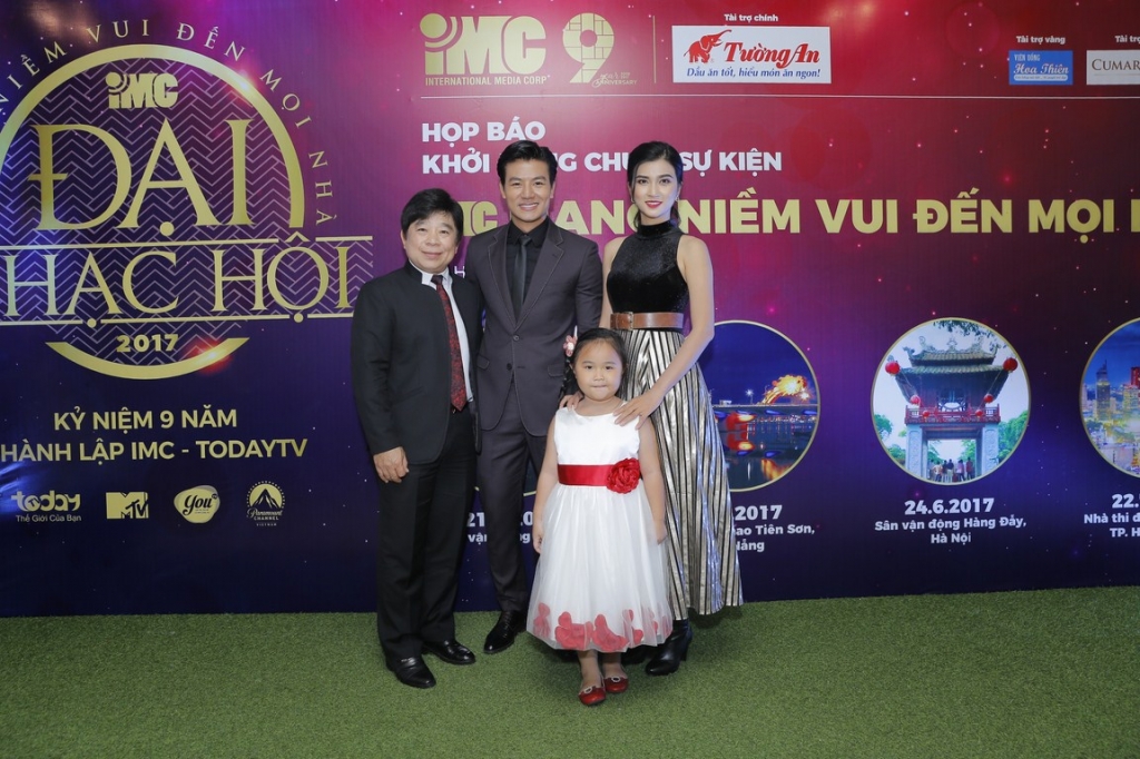 hieu nguyen bat ngo cong khai vo con trong su kien cua imc