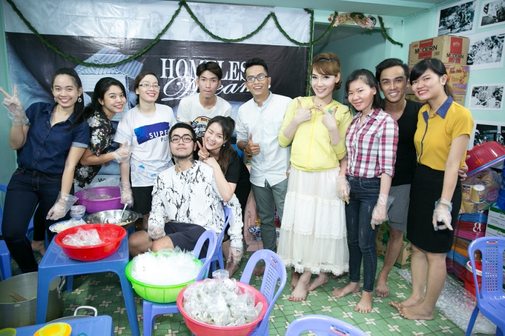 thuy top cung ban be nhiet tinh nau an cho nhung nguoi khong nha