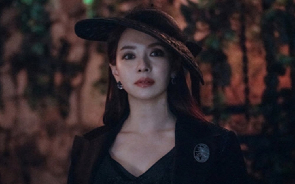 Song Ji Hyo hóa phù thủy ma mị, ra tay bảo vệ gái xinh trong teaser phim mới