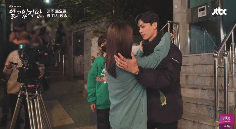 Song Kang hôn Han So Hee dễ như ăn kẹo ở hậu trường, lên phim là bad boy mà  ở ngoài ga lăng phát hờn - Hậu trường phim - Việt Giải Trí