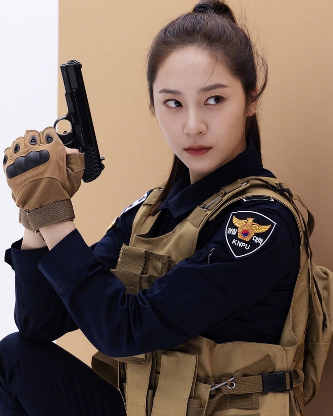 Krystal đẹp ná thở trong poster mới của 'Đại học cảnh sát'